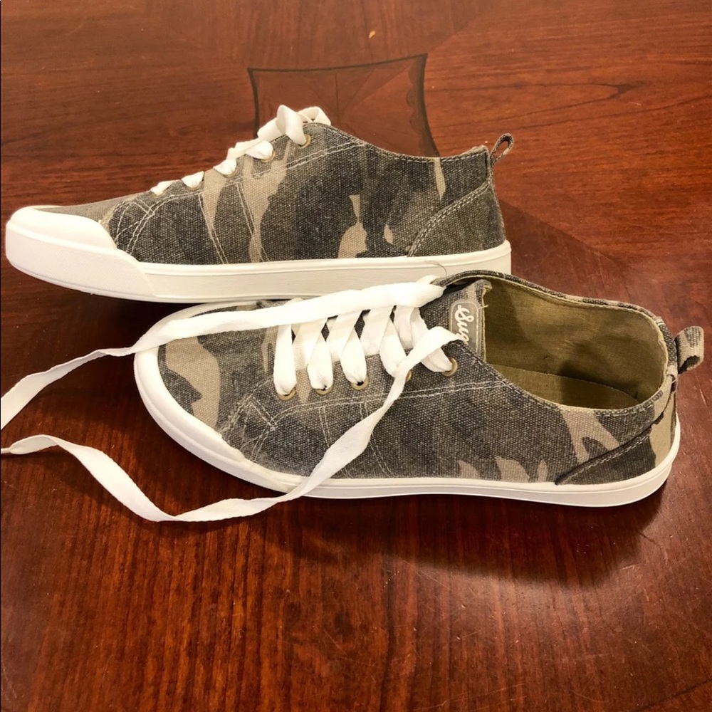 Brand new canvas camo sneakers - 9.5